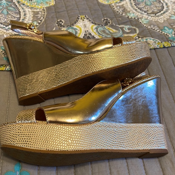 Lilly Pulitzer Gold wedge shoes sandals Sz 8 EUC - Picture 4 of 6